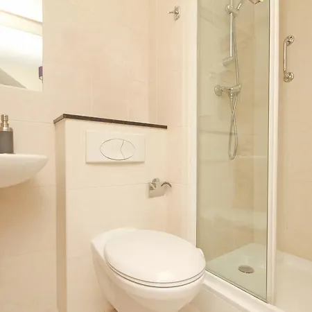Amazing Sleeps 6 דירה